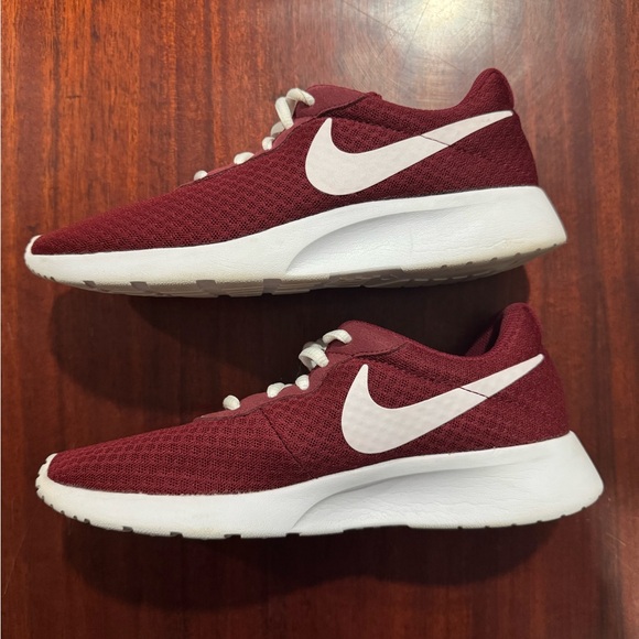 Nike Burgundy Sneakers with White Laces Womens Running Shoes - Picture 3 of 8